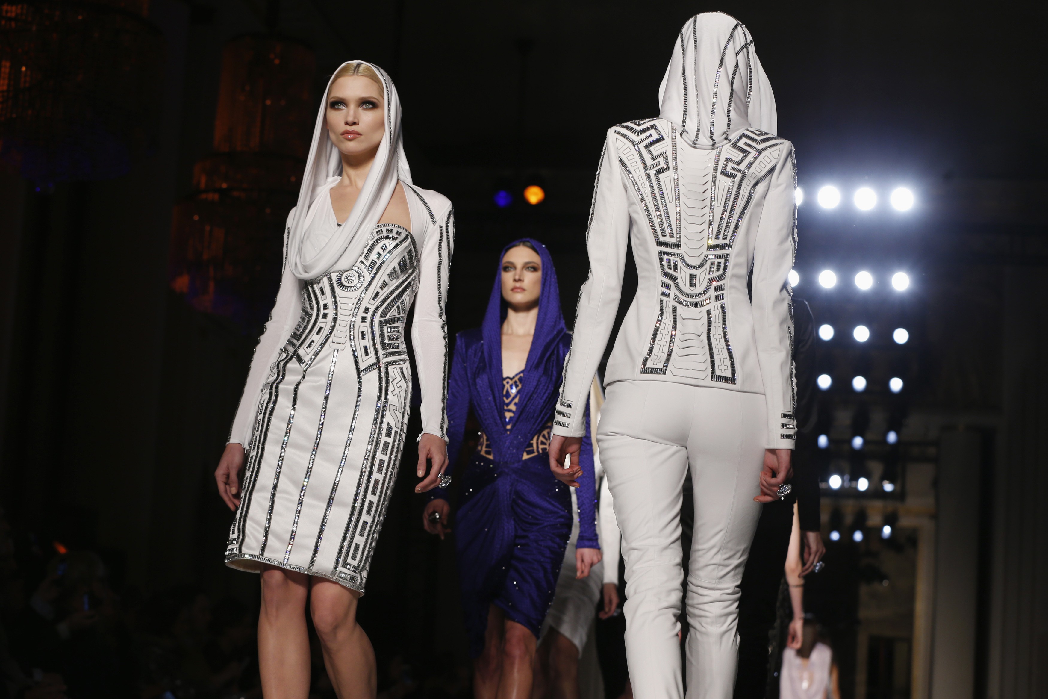 Models present creations by Italian designer Donatella Versace as part of her Haute Couture Spring/Summer 2014 fashion show for Atelier Versace in Paris January 19, 2014. REUTERS/Gonzalo Fuentes (FRANCE - Tags: FASHION)